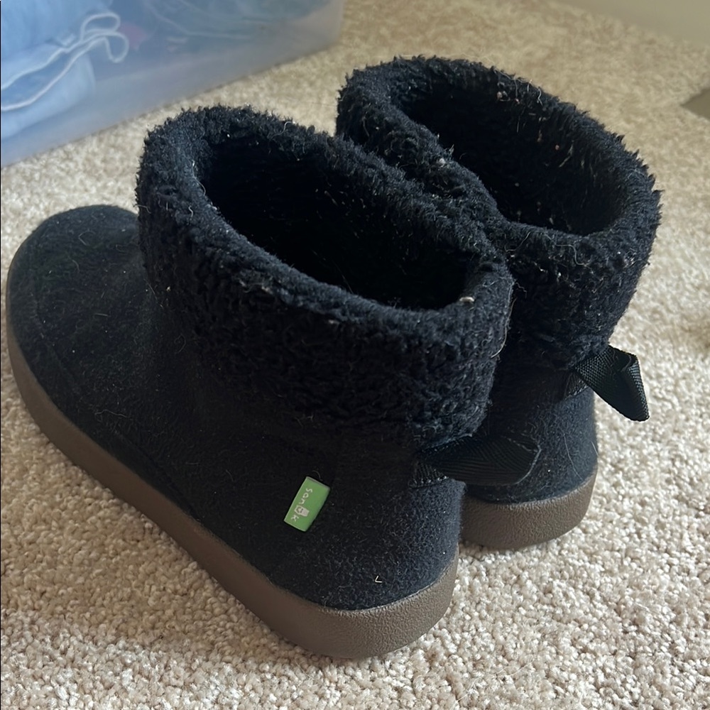 Sanuk Black and Brown Cozy Sherpa-Lined Boots